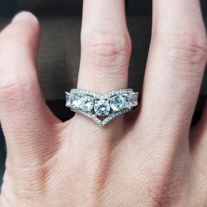 Size 7 Sterling Silver Stunning Cubic Zirconia V Ring